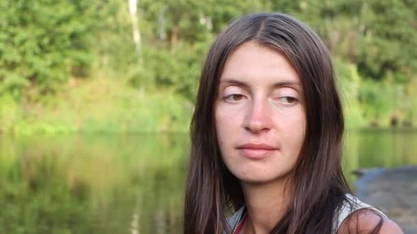 Mujer joven junto al lago — Vídeo de stock