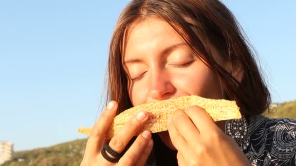 Νεαρή γυναίκα τρώει ένα πεπόνι — Αρχείο Βίντεο