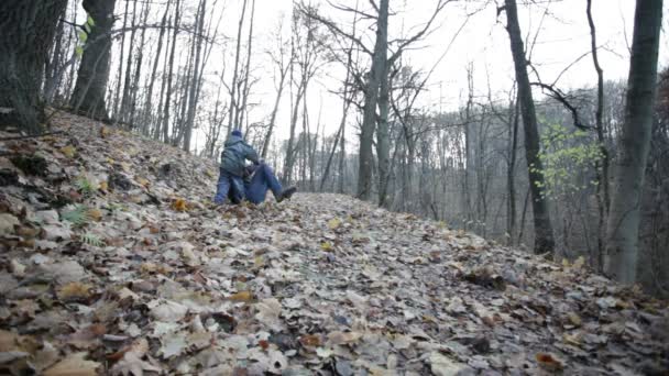 Padre e figlio che giocano nel bosco — Video Stock