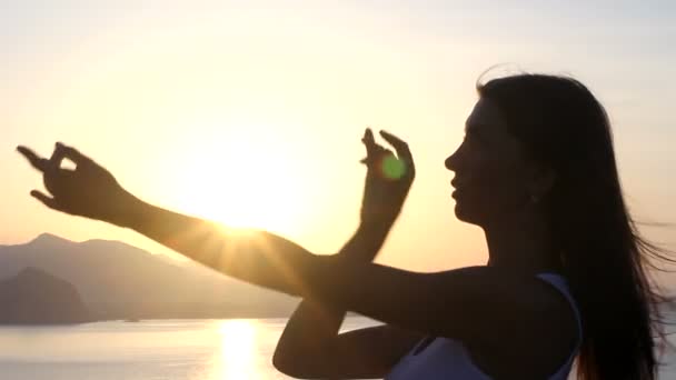 Mujer feliz bailando en la playa al atardecer con fondo marino — Vídeos de Stock