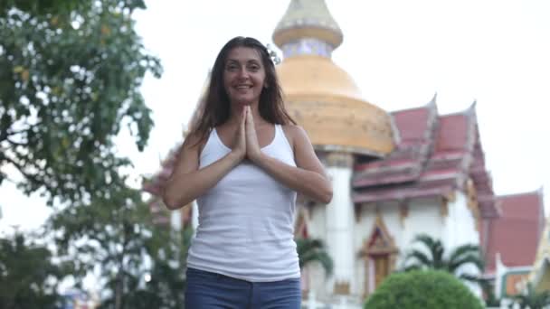 Woman greetings sign in ko phi phi island, thailand — Stock Video