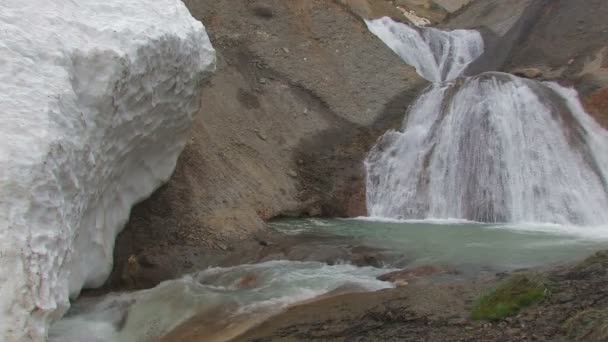 Arroyo de montaña durante invierno — Vídeos de Stock