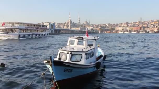 Walking ship moors in port against mosque Yeni Camii — Stock Video