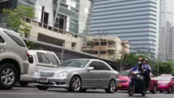 Los coches de movimiento pasan por la calle de la ciudad — Vídeos de Stock