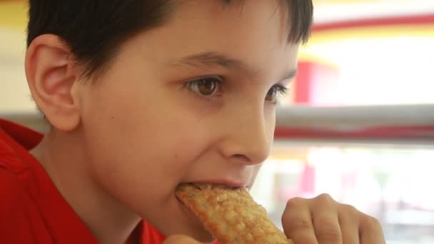 Młody chłopak kanapkę — Wideo stockowe