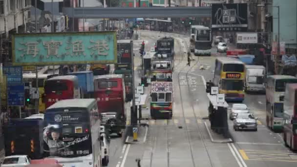 Autos fahren durch die Stadtstraße — Stockvideo