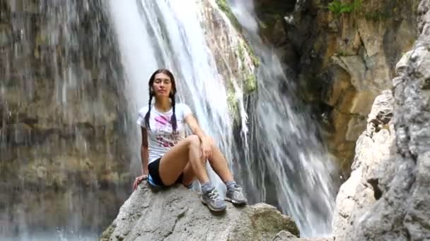 Girl, waterfall — Stock Video
