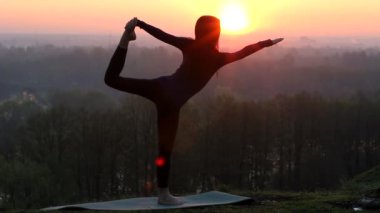 güzel bir genç kadın çim yama üzerinde meditasyon