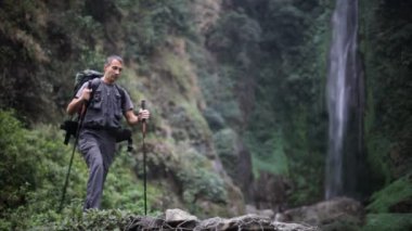 Gezgin. dağlar. Nepal.