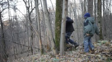 Baba ve oğul ormanda oynayan