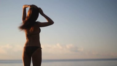 kız ve deniz. siluet