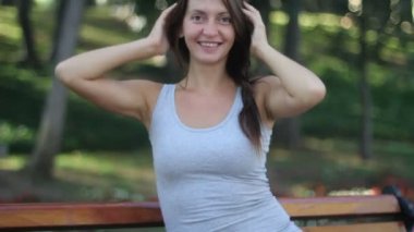 Park. bir kız bir bankta oturur.