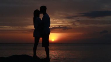 Kumsalda sevgi dolu bir çift