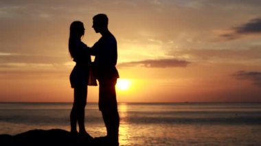 Kumsalda sevgi dolu bir çift