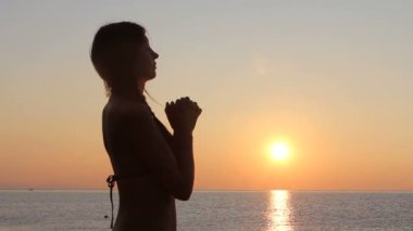 mutlu bir kadın deniz arka plan ile gün batımında sahilde dans