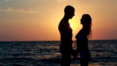 Kumsalda sevgi dolu bir çift