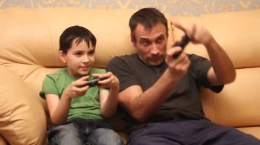 Baba oğul video oyunu oynuyorlar.