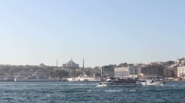 Cami yeni camii karşı limanda gemi yürüyüş moors