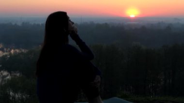 yeşil park arka plan üzerinde Yoga kadın