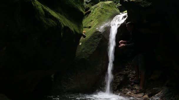 滝からの男の飲み物 — ストック動画