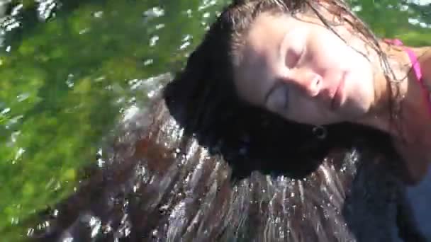 Haare der jungen Frau im Fluss — Stockvideo