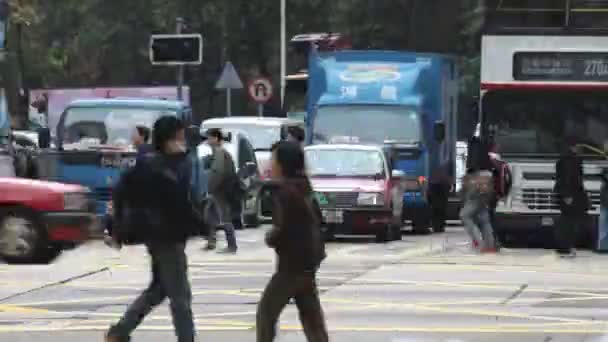 Ruch samochodów przejść przez ulicę miasta — Wideo stockowe