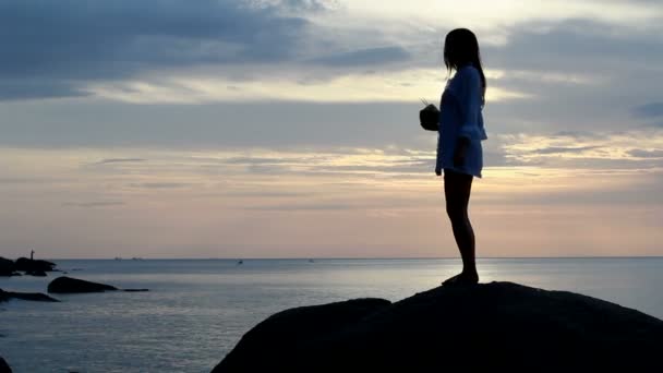 Giovane donna con noce di cocco sulla spiaggia — Video Stock