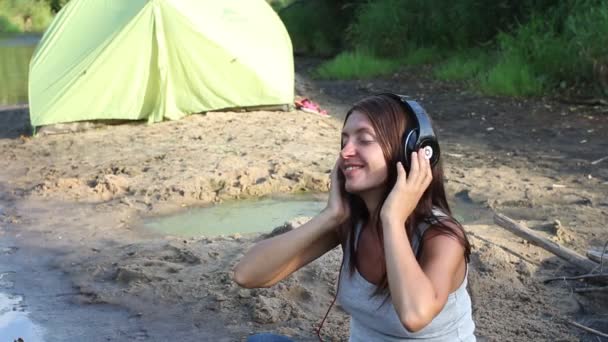 Menina com fones de ouvido por lago — Vídeo de Stock