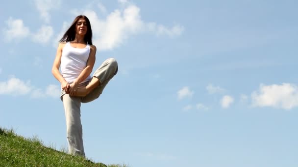 Mince jeune femme faisant de l'exercice de yoga .