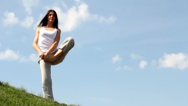 Mince jeune femme faisant de l'exercice de yoga . — Video