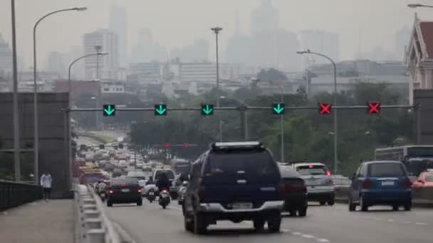 Ruch samochodów przejść przez ulicę miasta — Wideo stockowe