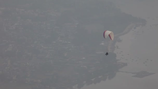 Paragliding. — Stockvideo