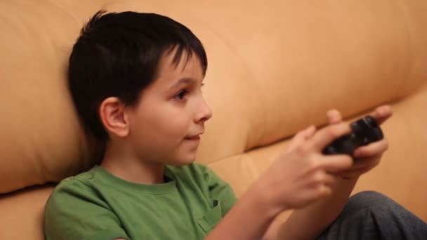 Gameconsole, jongen — Stockvideo