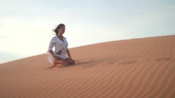 Beautiful woman meditating in desert — Stock Video