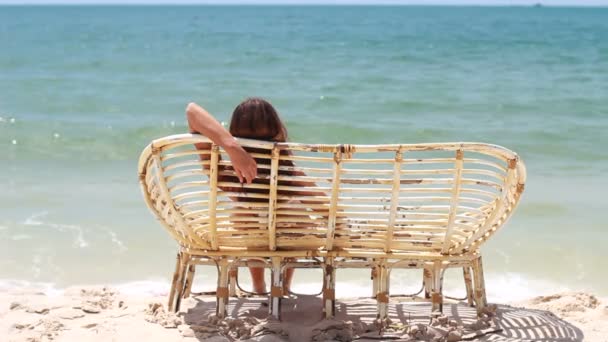 Liefdevol koppel op het strand — Stockvideo