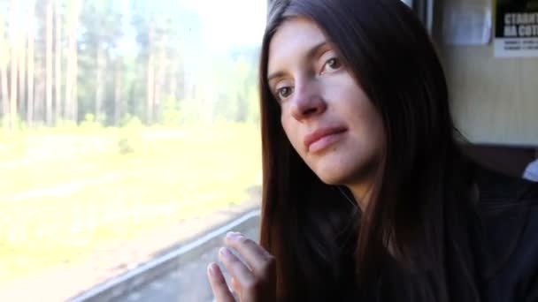 Femme regarde par la fenêtre du train — Video