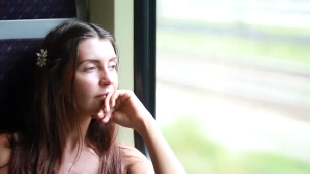 Mujer joven viajando en tren — Vídeo de stock