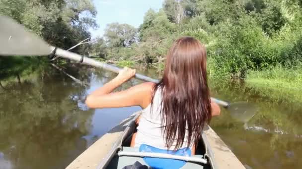 Kayak, río, chica remando — Vídeos de Stock