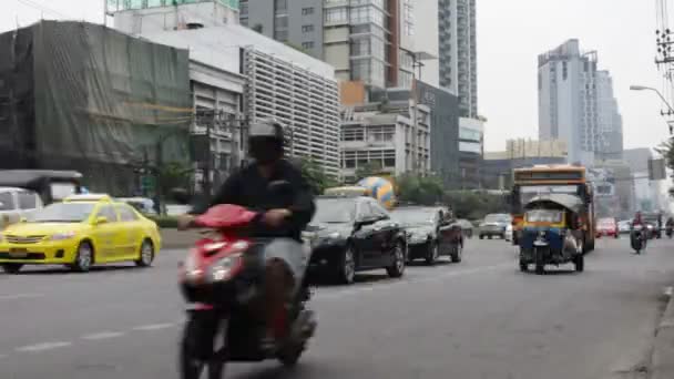 Los coches de movimiento pasan por la calle de la ciudad — Vídeo de stock