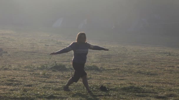 Exercício matinal, ginástica, nascer do sol — Vídeo de Stock