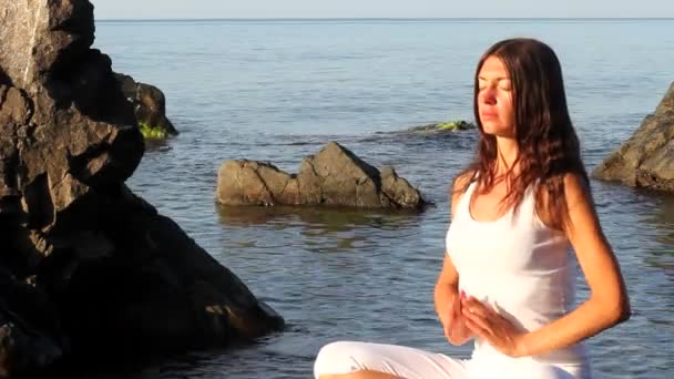 Chica, meditación, mar — Vídeo de stock