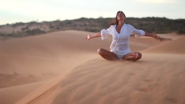 Piękna kobieta medytacji w pustyni — Wideo stockowe