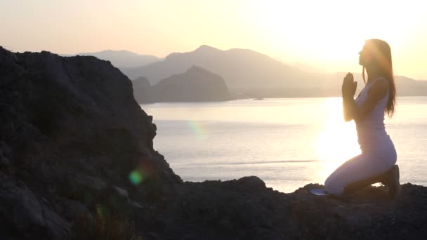 祷告，大海背景 — 图库视频影像