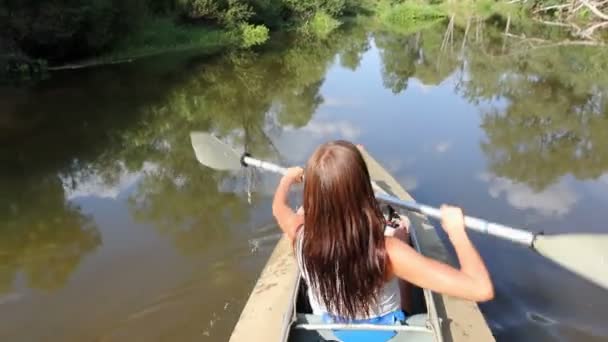 Kayak, río, chica remando — Vídeo de stock