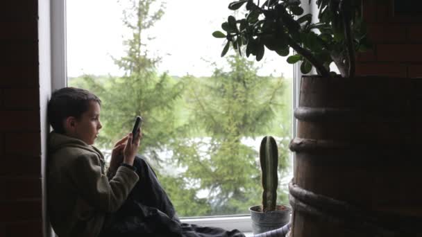 Αγόρι, χρησιμοποιώντας ένα κινητό τηλέφωνο — Αρχείο Βίντεο