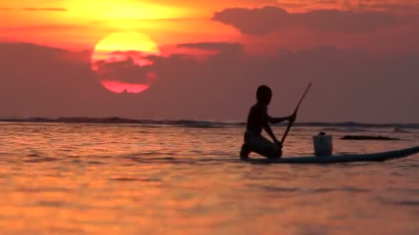 Barco de pesca, el mar — Vídeos de Stock