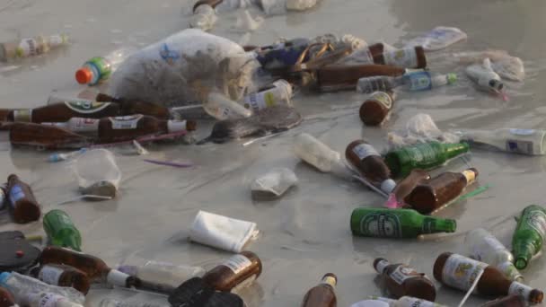 Poubelles au bord de la mer — Video