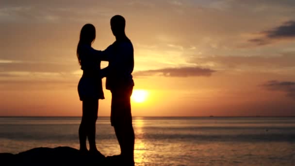 Пара влюбленных на пляже — стоковое видео