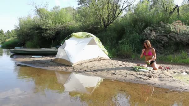 Tjej att göra sallad på campout — Stockvideo