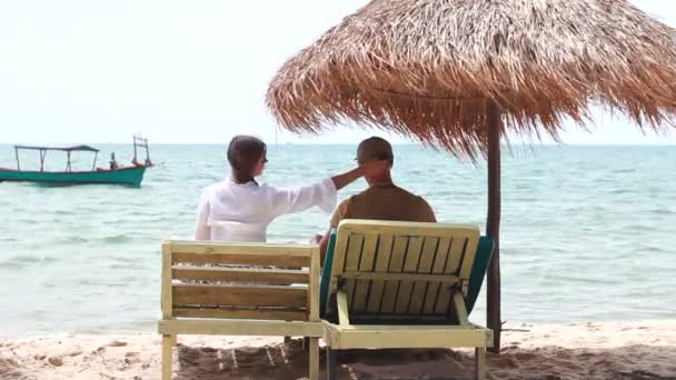 Kochająca się para na plaży — Wideo stockowe
